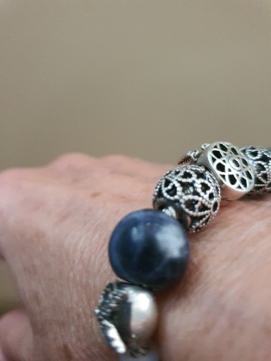 Zdjęcie oferty: Bransoletka Pandora z charmsami i kamieniami.