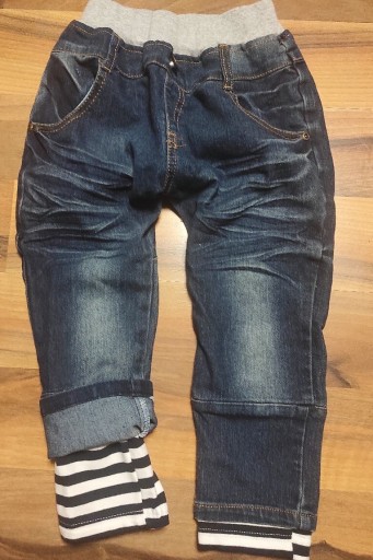 Zdjęcie oferty: Modne spodnie jeans rozmiar 110