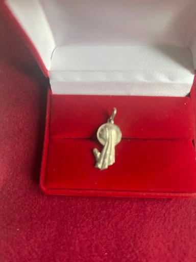 Zdjęcie oferty: Wisiorek z Matką Boską ,wymiary wysokość-2cm,szerokość-1cm,uszko-0,5cm