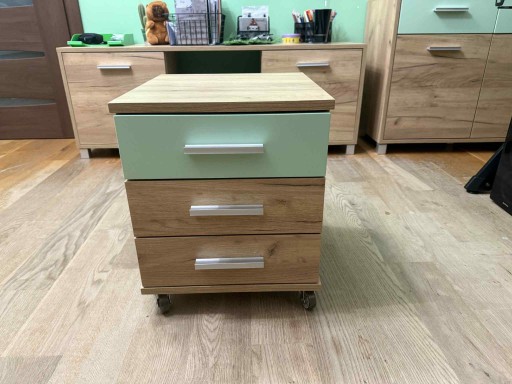 Zdjęcie oferty: Szafka nocna na kółkach 