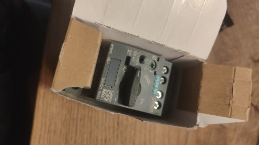 Zdjęcie oferty: Wyłącznik silnikowy 3RV2021-1DA15 2.2-3.2A (klasa 10) 1.1kW (S0) 1NO+1NC 