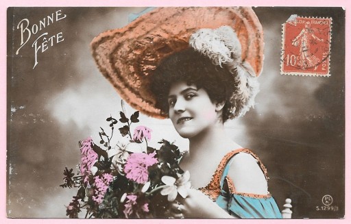 Zdjęcie oferty: Młoda kobieta w dużym kapeluszu z bukietem kwiatów