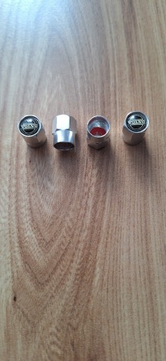 Zdjęcie oferty: Ozdobne nakrętki srebrne na wentyle samochodowe do aut marki Volvo. 