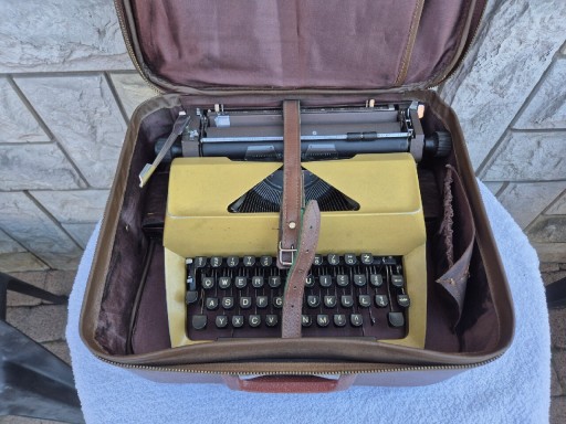 Zdjęcie oferty: Stara maszyna do pisania #2