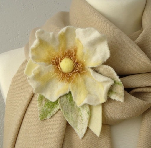 Zdjęcie oferty: Filcowa broszka artystyczna magnolia Violaart