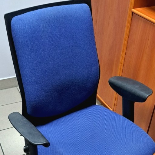 Zdjęcie oferty: Fotele biurowe obrotowe z regulacja
