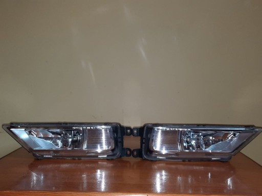 Zdjęcie oferty: Reflektor  VW halogen 5NA941699A