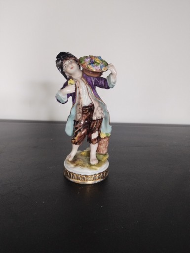 Zdjęcie oferty: Młodzieniec z koszem porcelana volkstedt