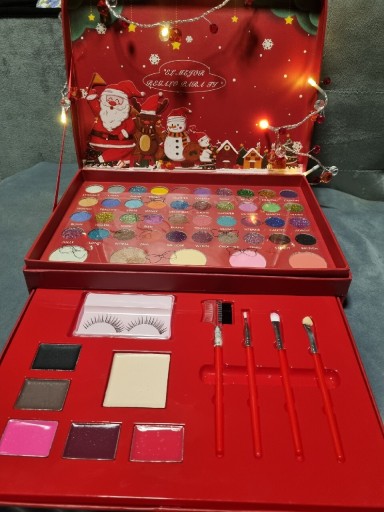 Zdjęcie oferty: Kosmetyki do makijażu świąteczny kuferek