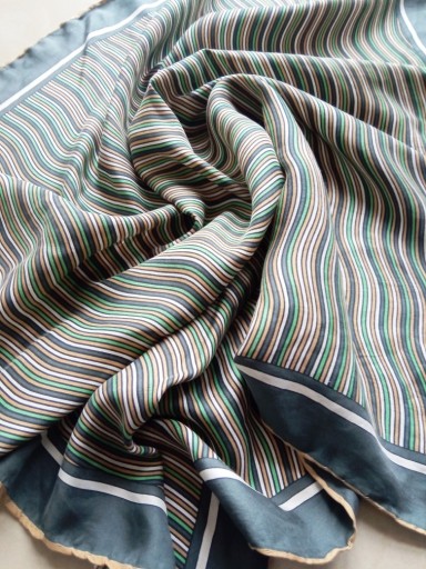 Zdjęcie oferty: Chusta z jedwabiu w falowane prążki 65 cm