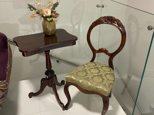 Zdjęcie oferty: Trzy krzesła medaliony + stolik