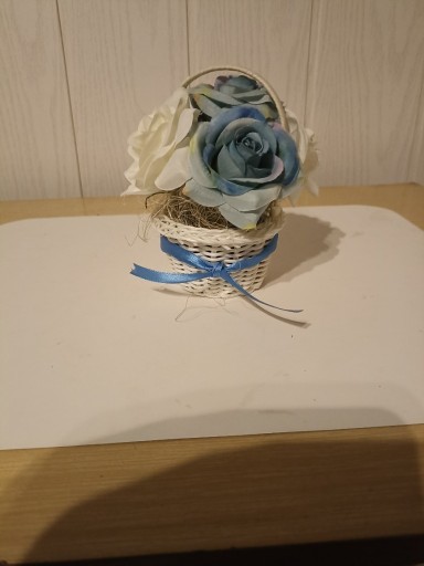 Zdjęcie oferty: Ładny koszyczek ze sztucznymi kwiatkami.