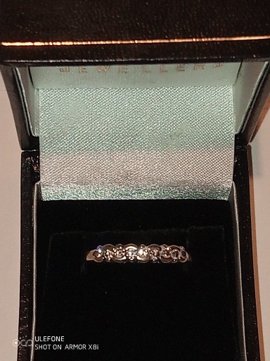 Zdjęcie oferty: Pierścionek białe złoto i diamenty.