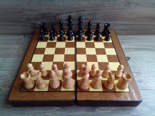 Zdjęcie oferty: szachy, figury i pionki drewniane +szachownica