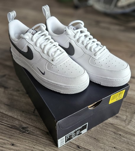 Zdjęcie oferty: Nike Air Force 1 '07 LV8 UT DX8967-100 - r. 38