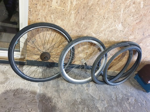 Zdjęcie oferty: tylne koło do roweru /przednie koło 3x opona