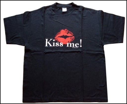 Zdjęcie oferty: Czarny t-shirt z dużym nadrukiem Kiss me!