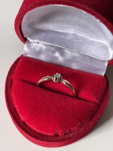 Zdjęcie oferty: Złoty pierścionek zaręczynowy z diamentem