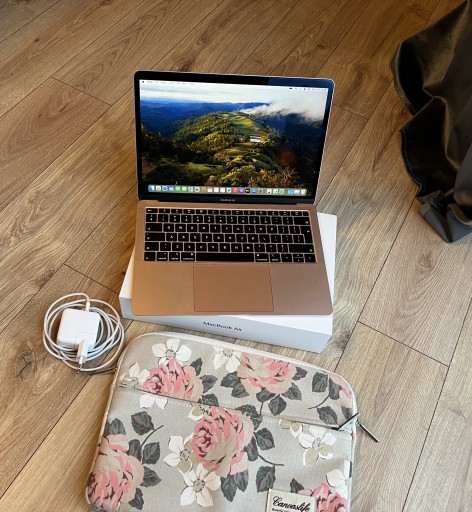 Zdjęcie oferty: MacBook Air 13.3 8GB 256 GB i5 złoty 2020 etui