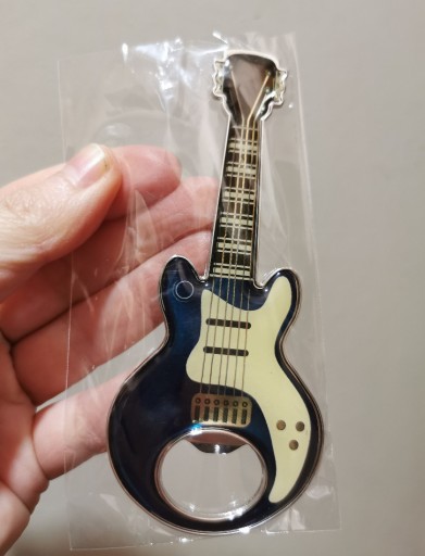 Zdjęcie oferty: Magnes na lodówkę 3D otwieracz gitara basowa OUTLE