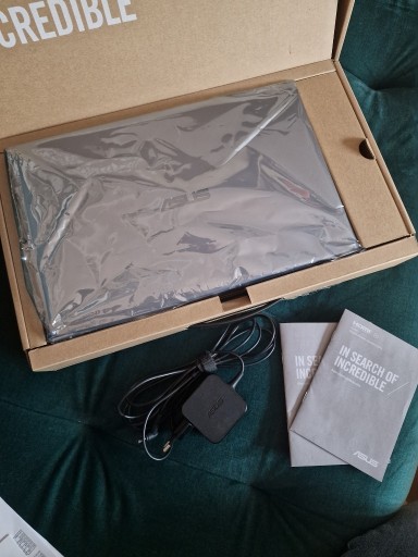 Zdjęcie oferty: Laptop Asus Vivobook 14,1" i5 8GB HDD256 + torba