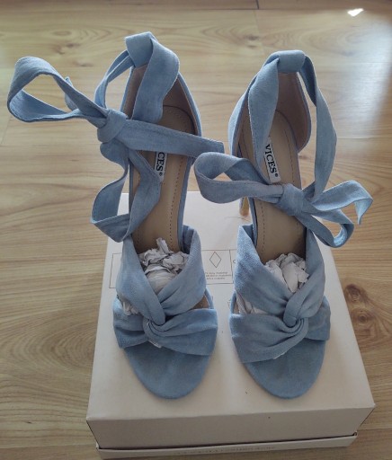Zdjęcie oferty: Buty sandałki na szpilce wiązane VICES błękitne