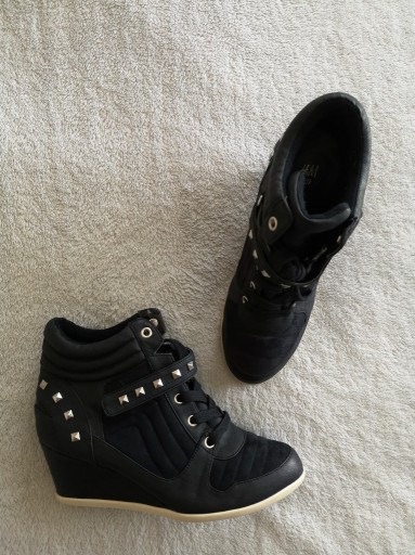 Zdjęcie oferty: Czarne rockowe buty na koturnie z ćwiekami H&M 39