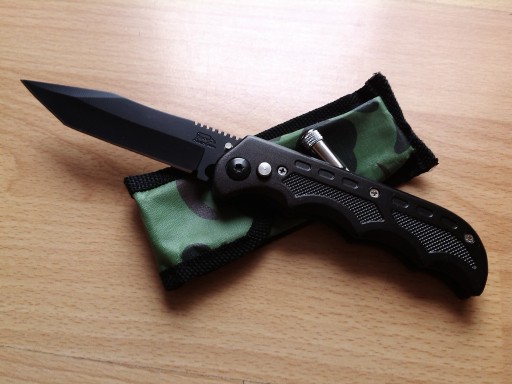 Zdjęcie oferty: Czarny nóż tanto składany nowy z latarką