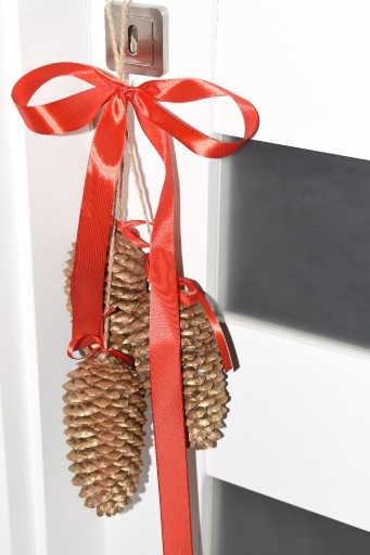 Zdjęcie oferty: Ozdoba świąteczna stroik z szyszek do zawieszenia 