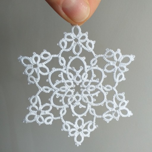 Zdjęcie oferty: Dekor na choinkę śnieżynka frywolitka biala 9 cm