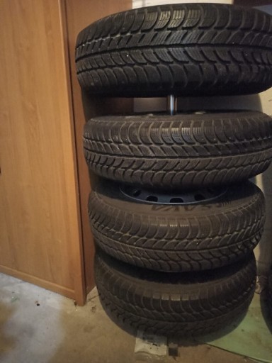 Zdjęcie oferty: Opony zimowe z felgami stalowymi 14"