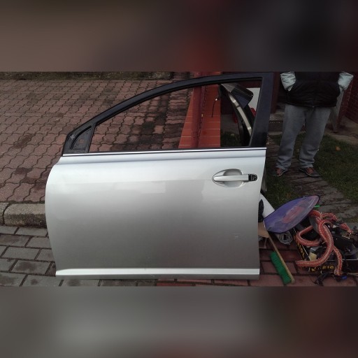 Zdjęcie oferty: DRZWI LEWE TOYOTA AVENSIS T25 LAK.  1C0 