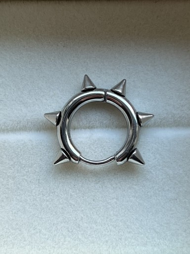 Zdjęcie oferty: Nowy modny srebrny kolczyk z kolcami Gothic y2k