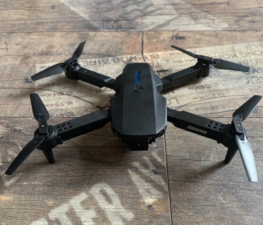 Zdjęcie oferty: Dron E88 Pro WIFI 4K Dual Camera