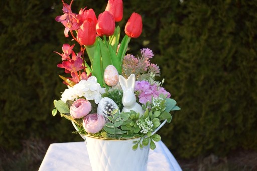 Zdjęcie oferty: Stroik wielkanocny Tulipany, biały zając dekoracja