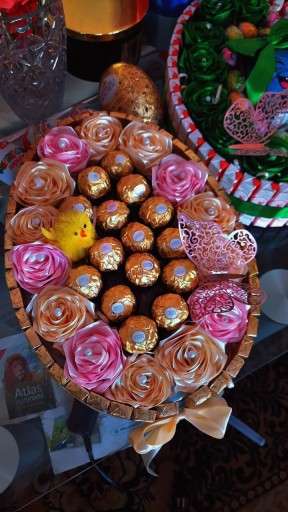 Zdjęcie oferty: Prezent box kwiaty słodycze Wielkanoc tort
