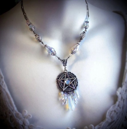Zdjęcie oferty: Biały naszyjnik pentagram, biżuteria czarownica