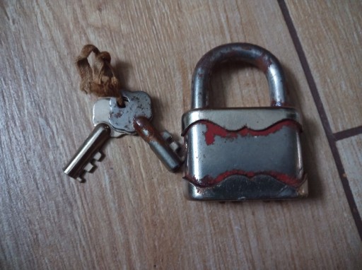 Zdjęcie oferty: Stara polska lub radziecka kłódka mała klucze