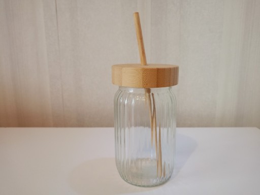 Zdjęcie oferty: Szklanka z nakrętką i słomką bambusową. 