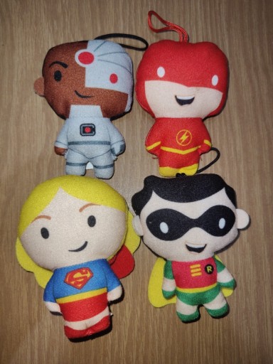 Zdjęcie oferty: Pluszaki Zawieszki/breloczki DC Comics Robin,Flash,Cyborg,Supergirl zestaw