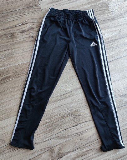 Zdjęcie oferty: Spodnie dresowe Adidas 152