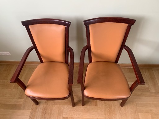 Zdjęcie oferty: Eleganckie krzesła z drewna i skóry (9 sztuk)