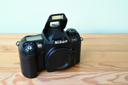 Zdjęcie oferty: Nikon F80 aparat na kliszę (czarny)