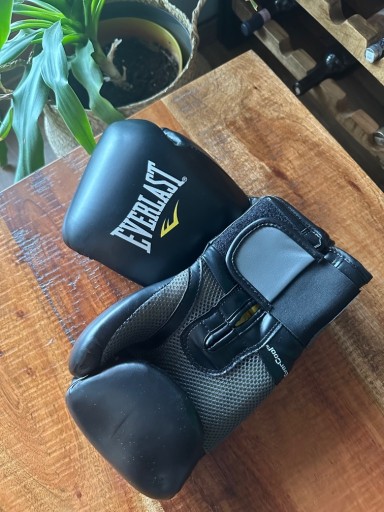 Zdjęcie oferty: Rękawice bokserskie Everlast 14 oz czarne