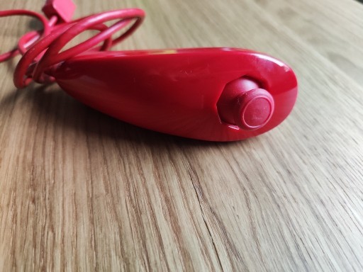 Zdjęcie oferty: ORYGINALNY Kontroler Nintendo Wii Nunchuck - RED 