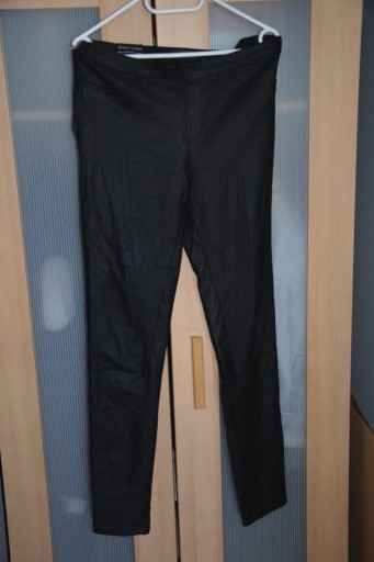 Zdjęcie oferty: Czarne spodnie rurki woskowane legginsy L