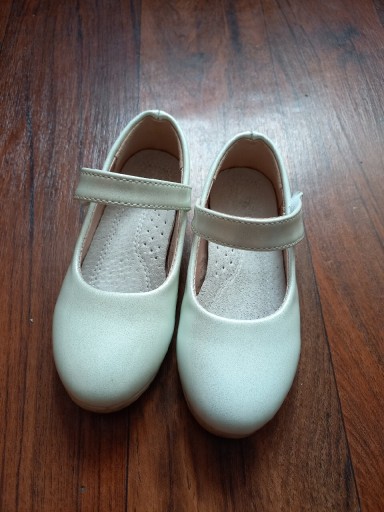 Zdjęcie oferty: Buty dla dziewczynki białe błyszczące rozm 24