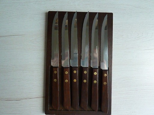 Zdjęcie oferty: Anglia zestaw 6 noży w tablicy magnetycznej 1970