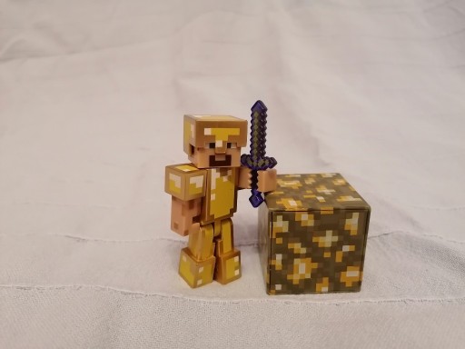 Zdjęcie oferty: Figurka Steve w złotej zbroi Minecraft