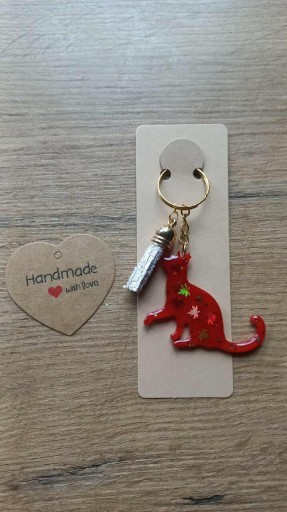 Zdjęcie oferty: Rękodzieło ozdobne breloczki kotki z żywicy epoksydowej bordo 